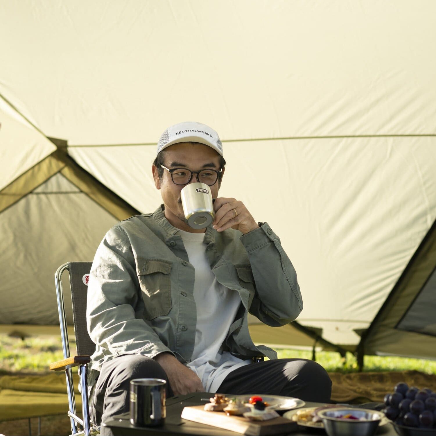 飲み物を飲む男性