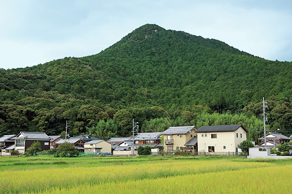 民家の脇にある登山口