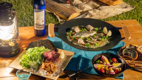 長崎・平戸の風土を味わうキャンプ飯！「アルマドのアヒージョ、ヒラスのごま漬け、地魚3種のアクアパッツァ」