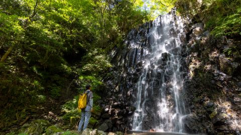 彫刻のような天然の造形美！見る者を圧倒する、神奈川県・湯河原「六方の滝」を目指して