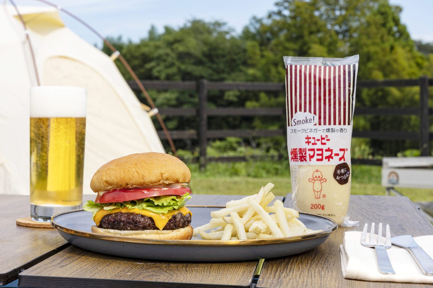 キャンプでハンバーガーとビール、フライドポテトに燻製マヨネーズ