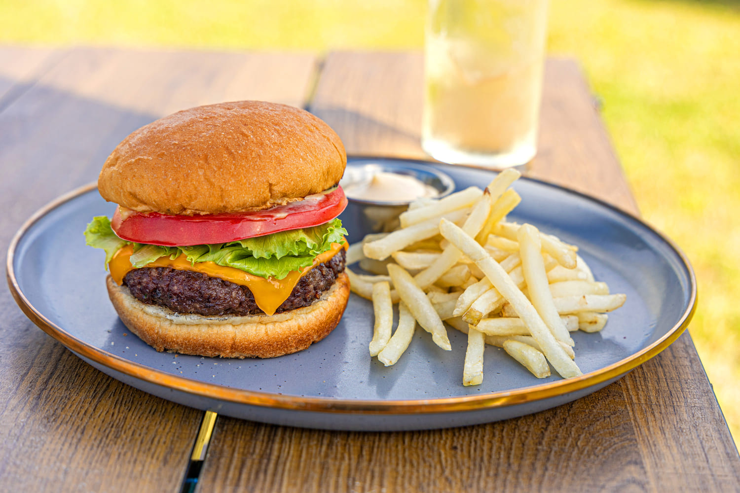 ハンバーガーとフライドポテト