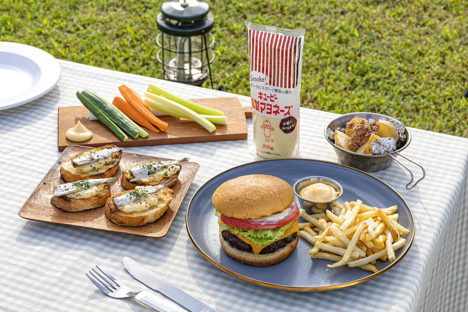 焚き火ハンバーガーとオープンサンド、野菜スティック