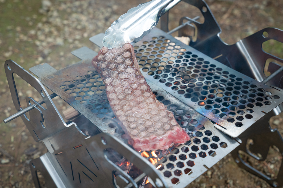 メッシュパネルを焼き網代わりにして肉を焼く