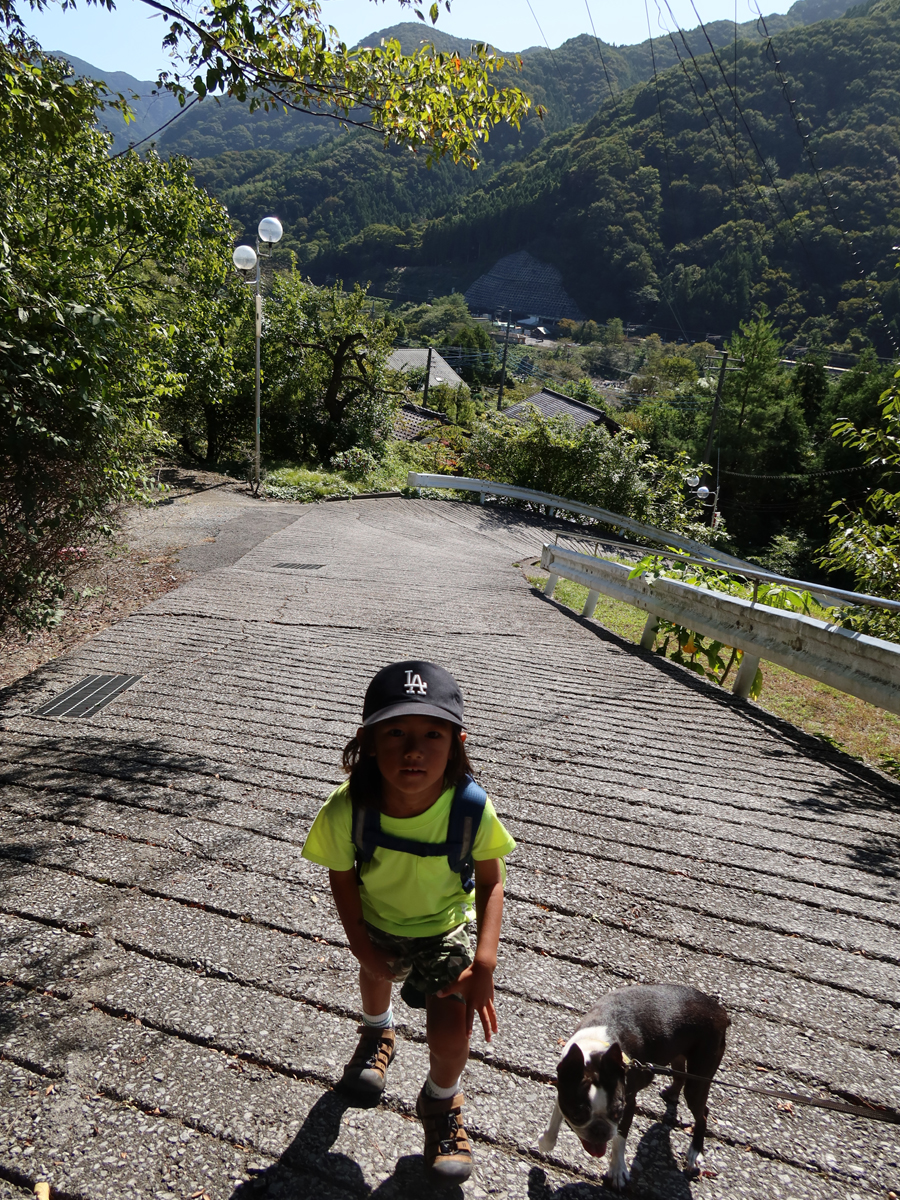 急な登り坂を歩く子供