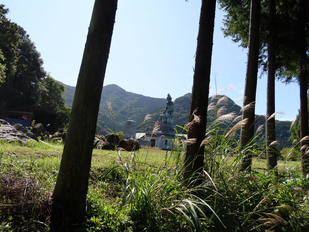 道の分岐となる観音様の後ろ姿