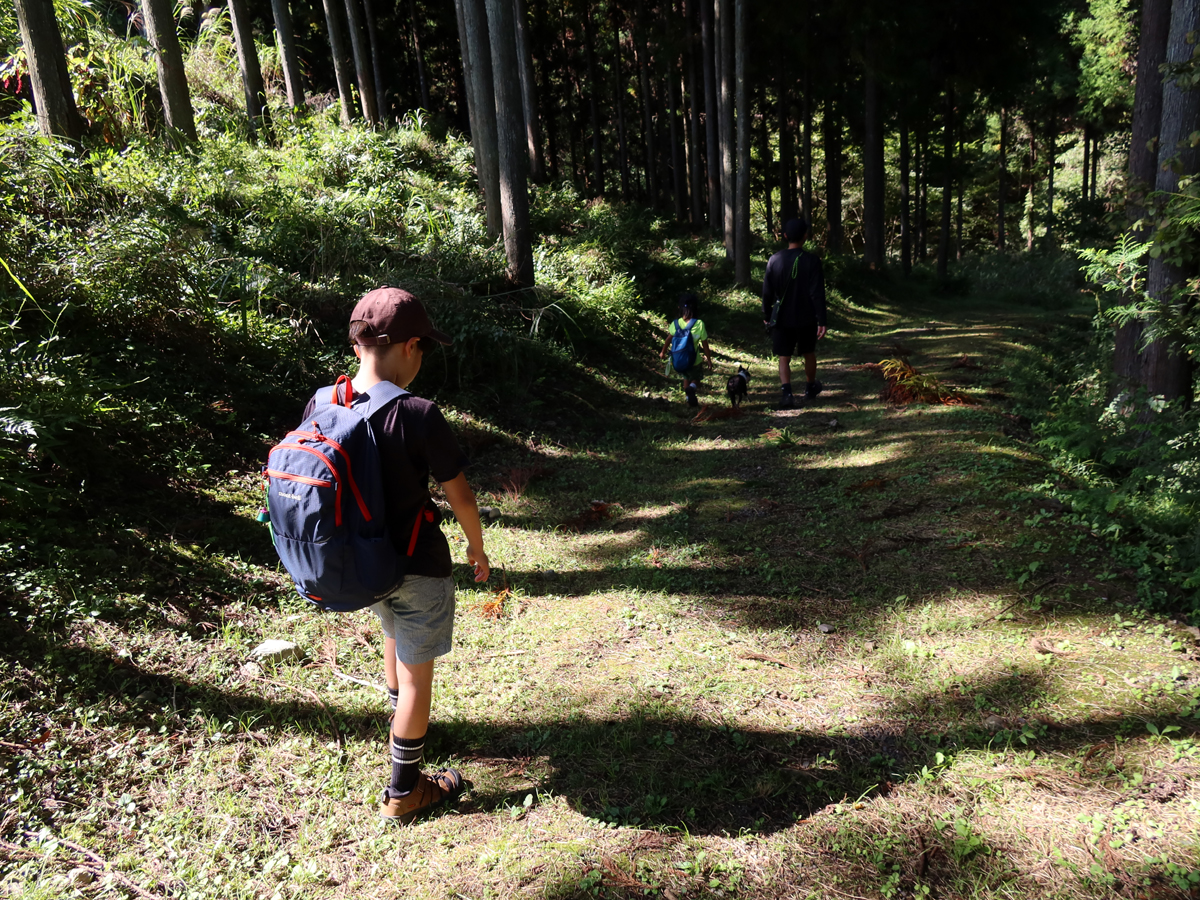 山道を歩く親子