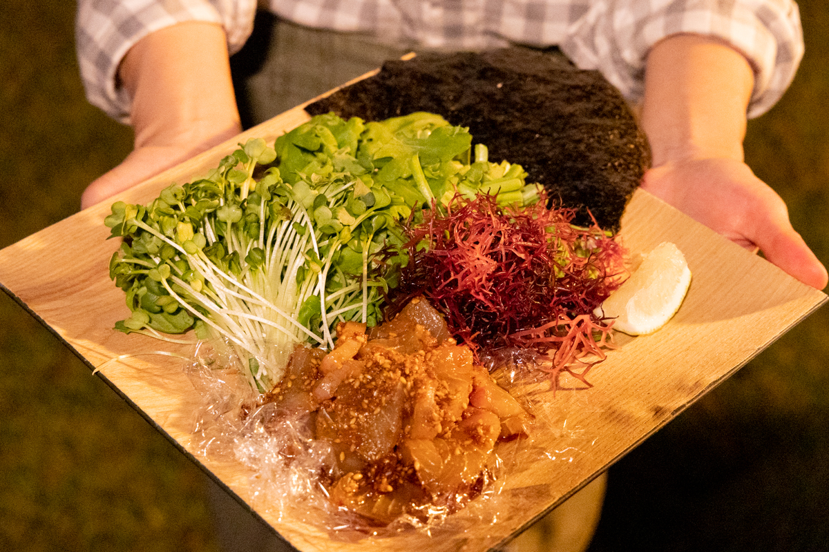 ヒラスのごま漬け、野菜と海藻の海苔巻き