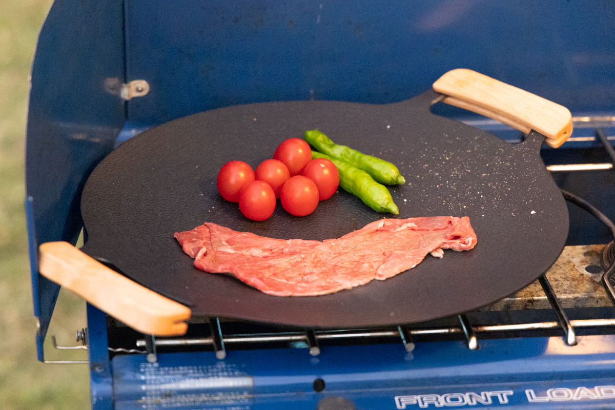 グリルパンにしゃぶしゃぶ用の肉と野菜を置く