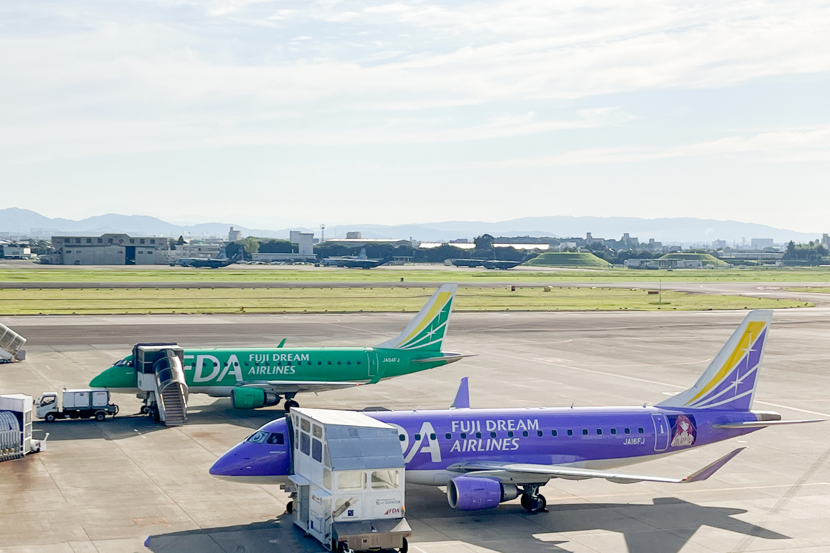 県営名古屋空港で離陸を待つ飛行機