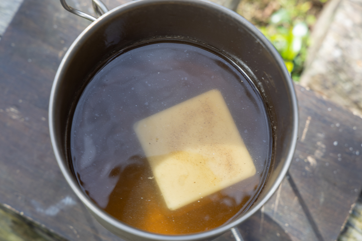 だしの中にごま豆腐を投入