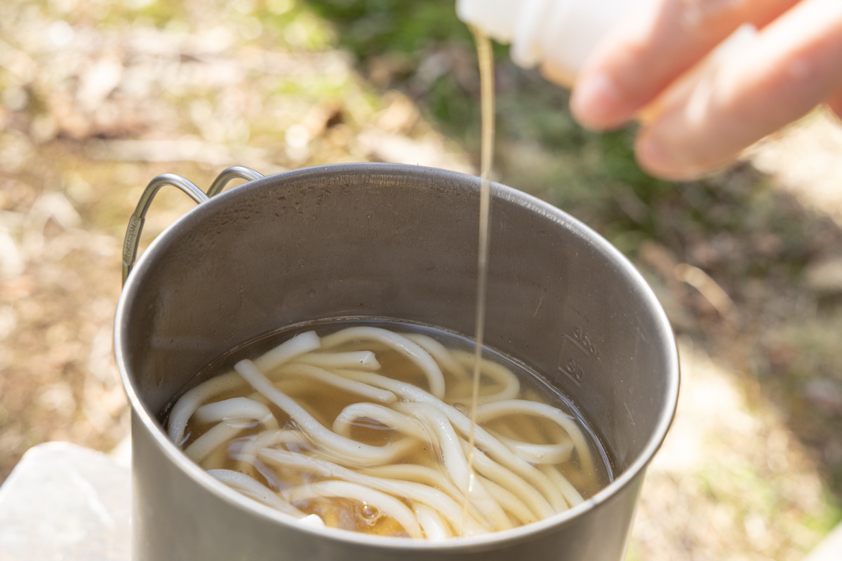 うどんを投入して味をととのえる