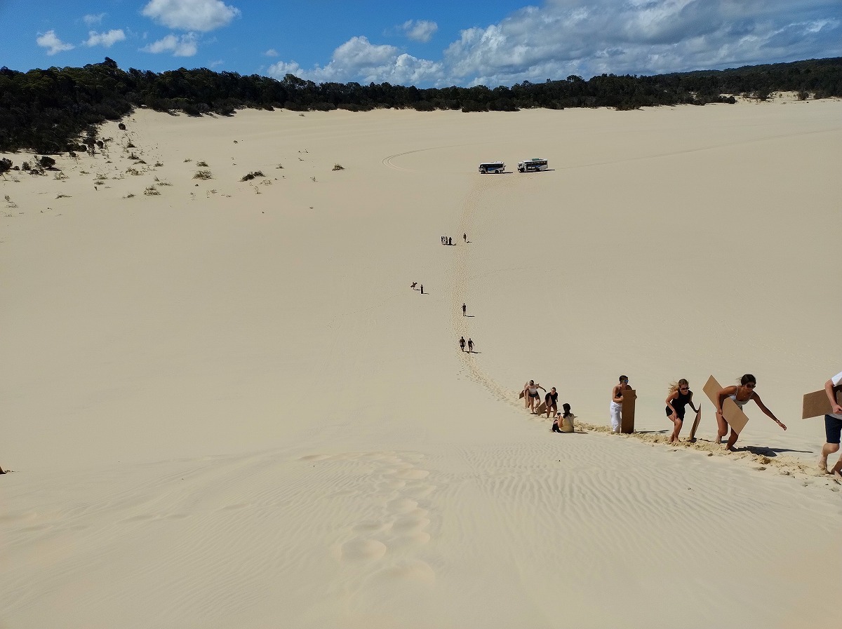徒歩で砂丘を登る人々。ただいまオーストラリアでは『VAVANT』が大流行！　…というわけではないです。