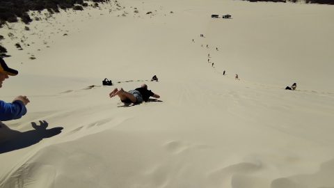 オーストラリアの砂の島で、なんだか『VIVANT』な砂すべりをやってみた