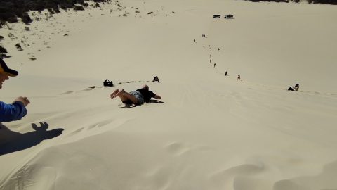 オーストラリアの砂の島で、なんだか『VIVANT』な砂すべりをやってみた