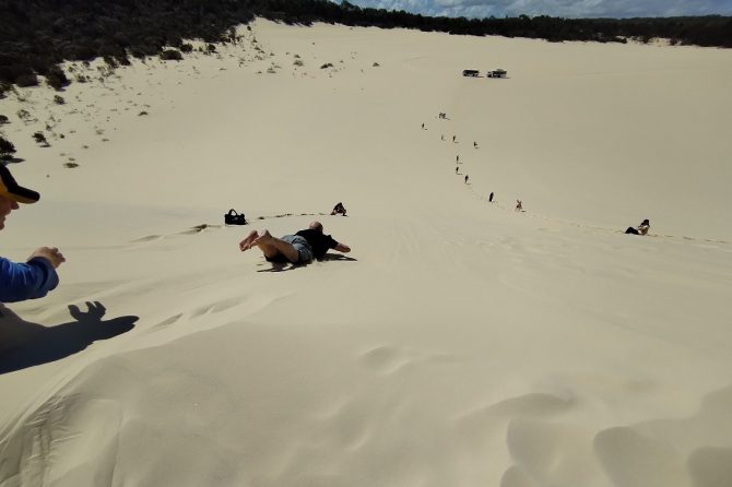 ダーッと一直線に奈落の底…じゃなかった砂丘の下に。