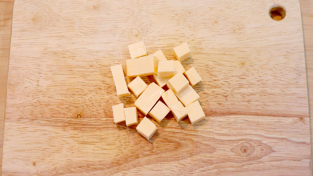 ベビーチーズは1.5cm角に切る