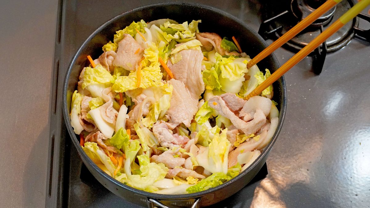 カット白菜を加えて炒める