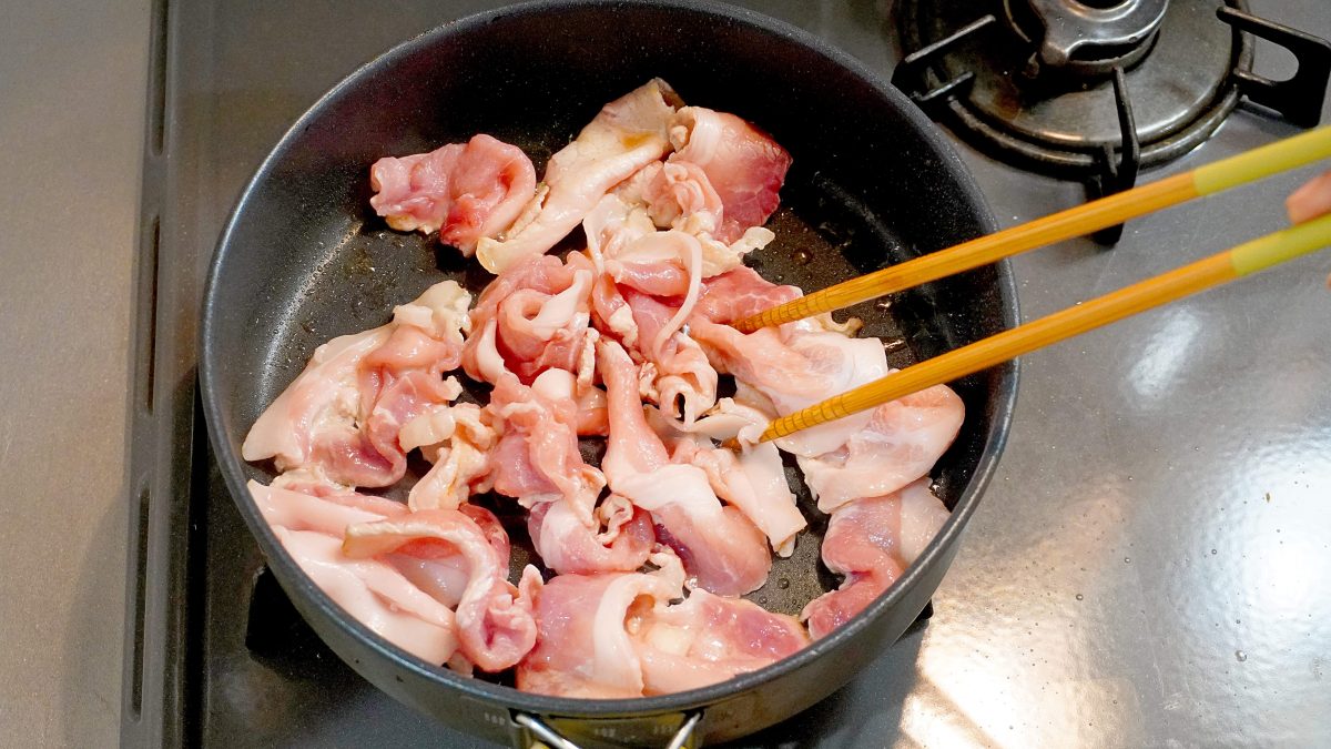 豚こま切れ肉を炒める