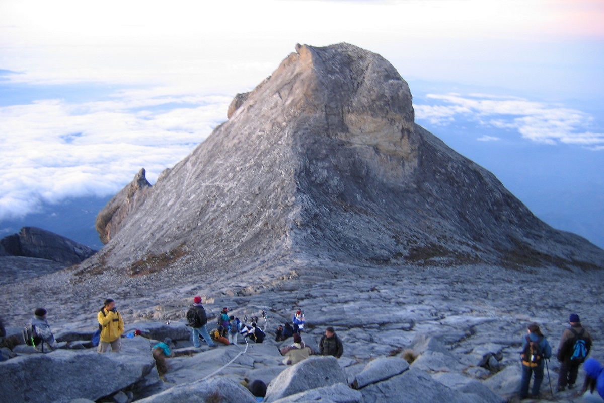 キナバル山は東南アジア最高峰の山。ナシレマを持参して登りたい！