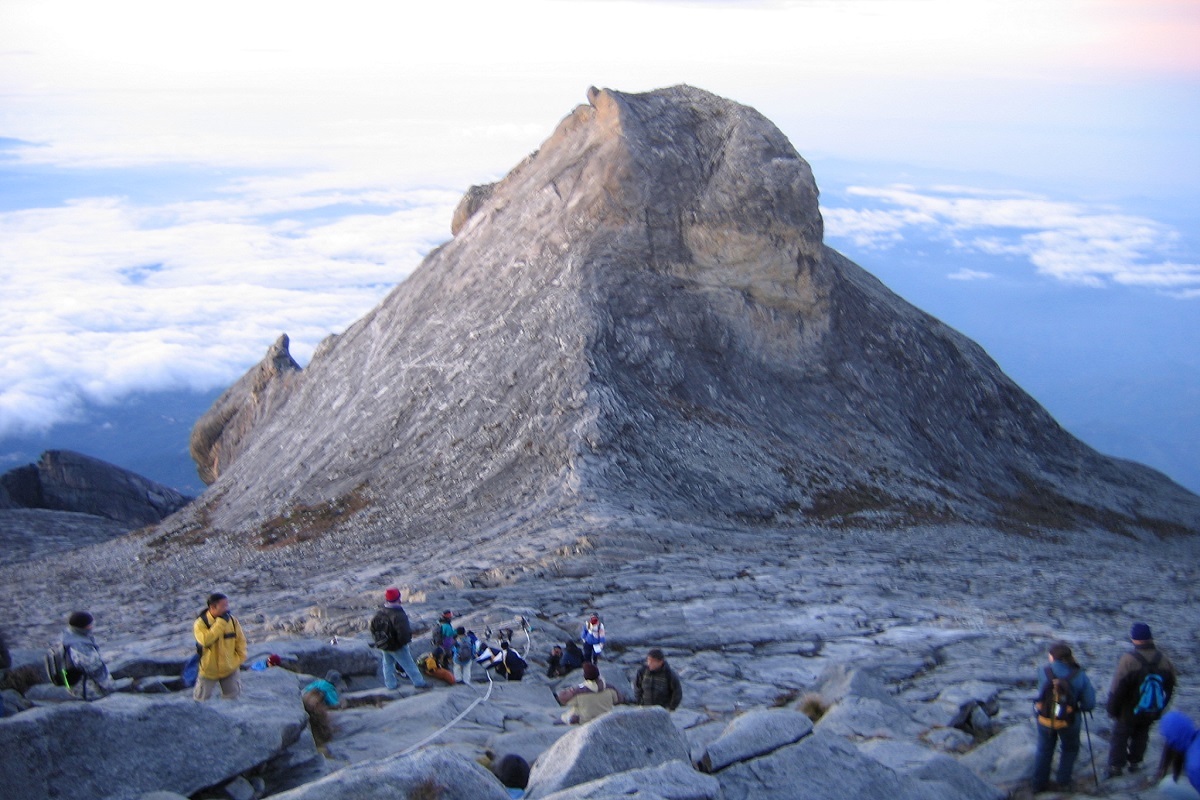 キナバル山は東南アジア最高峰の山。ナシレマを持参して登りたい!