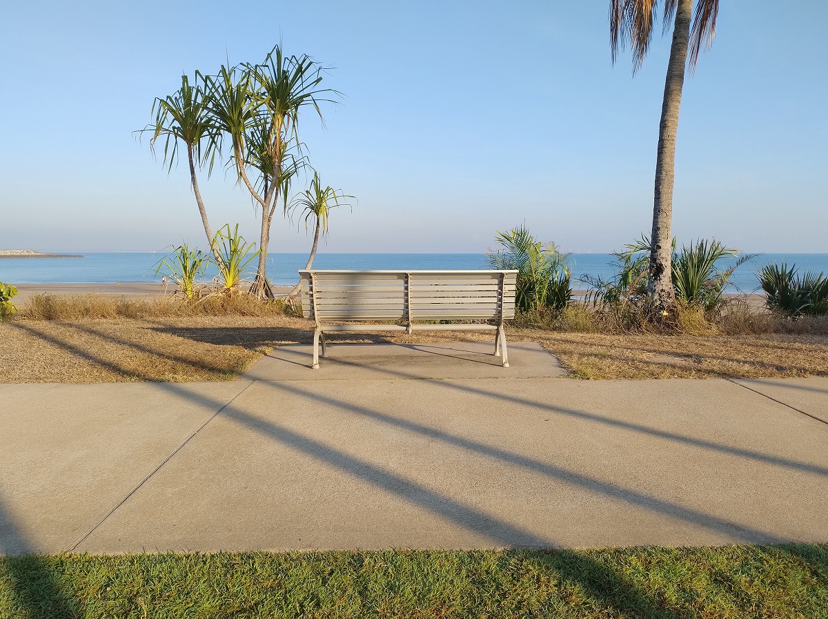 海沿いのベンチ。西向きなので夕陽鑑賞の特等席ですね。