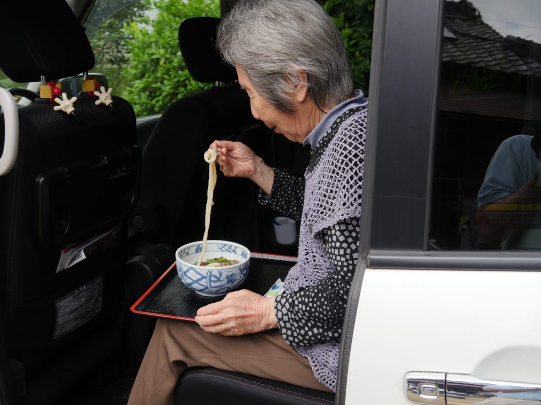 車内でうどんを食べるとどうしても不安定に。