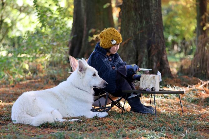 キャンプで手仕事！愛犬をモチーフにした木彫りスプーンに挑戦【災害救助犬コアと家族の日記 Vol.10】