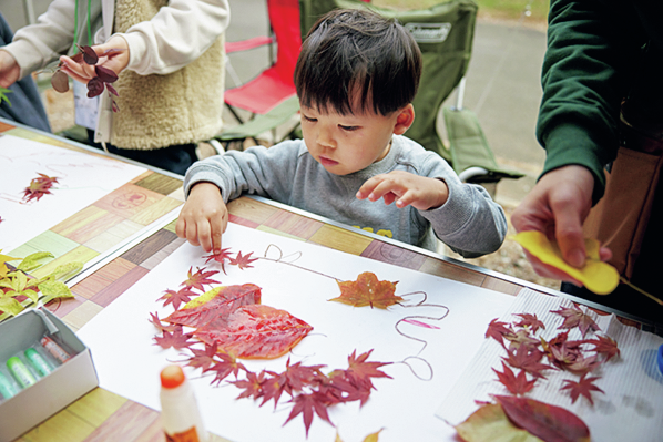 葉っぱを貼る子供たち