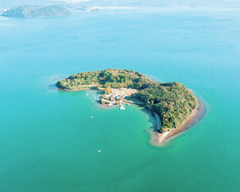 大村湾に浮かぶ無人島