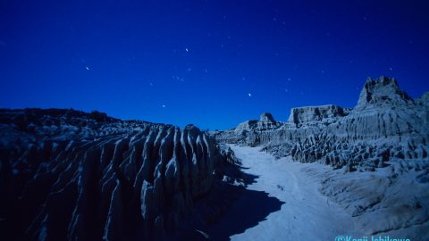 月光写真家・石川賢治氏の写真展が開催。満月の夜の臨場感と悠久の時間感覚を堪能しよう