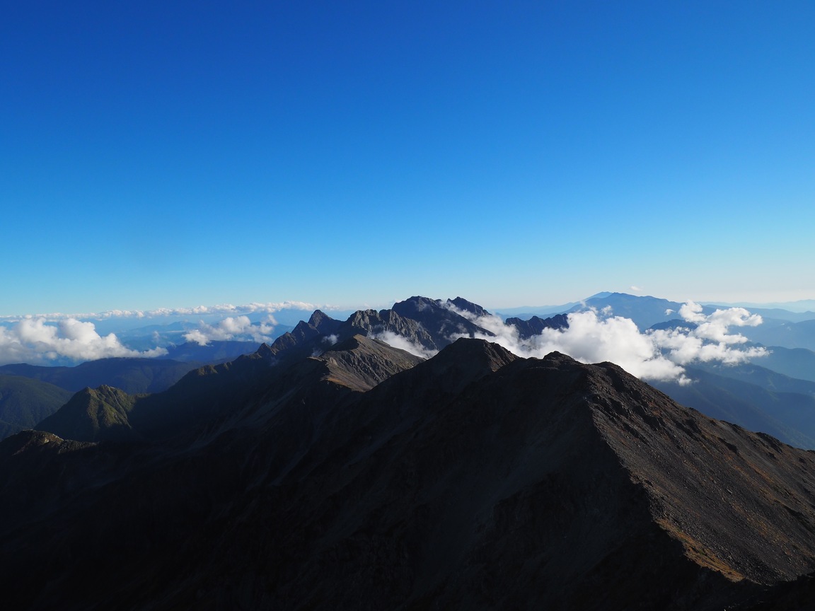 穂高連峰を槍ヶ岳山頂から眺める