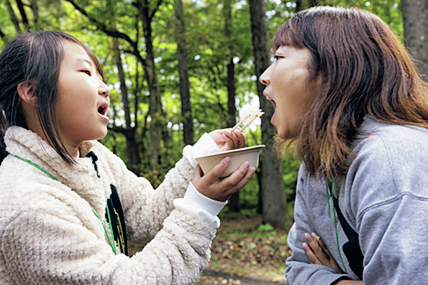 ご飯をいただく親子