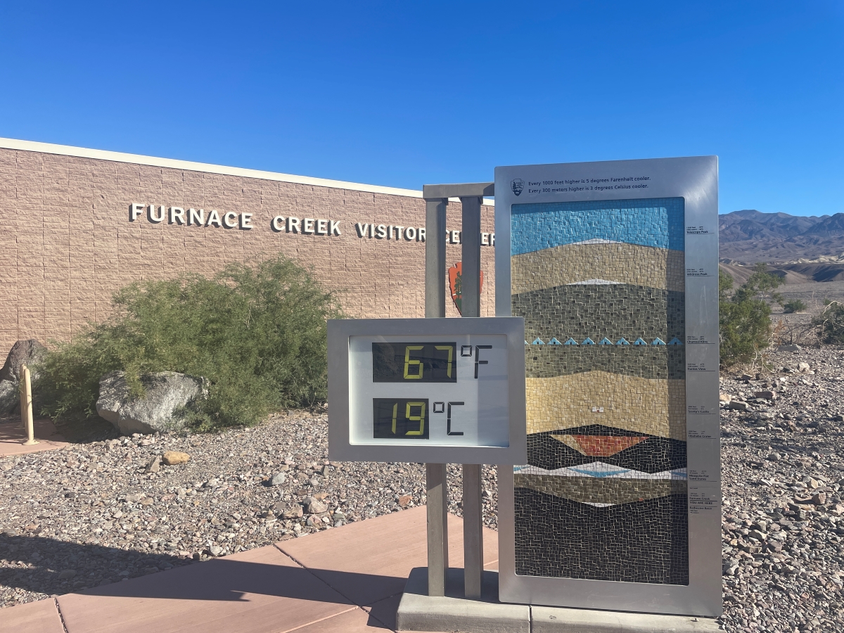 ビジターセンター前の気温計は人気の記念撮影スポット。