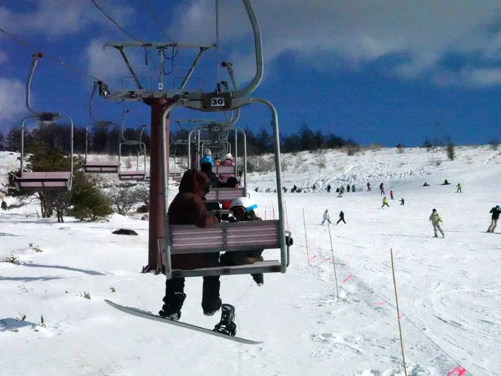 雪山でリフトに乗る親子