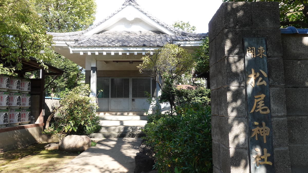なぜか白山神社の境内にある関東松尾神社。お酒の神様だそうです。
