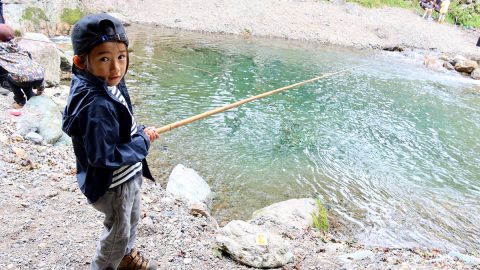 埼玉・秩父「あしがくぼ渓谷国際釣場」の渓流で、はじめてのファミリーフィッシングに挑戦