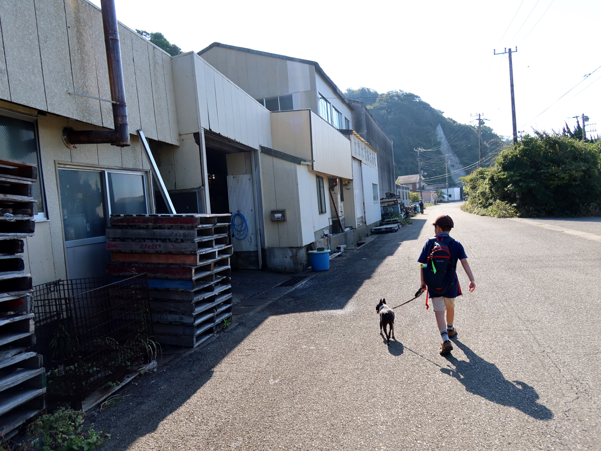 街を歩く子供