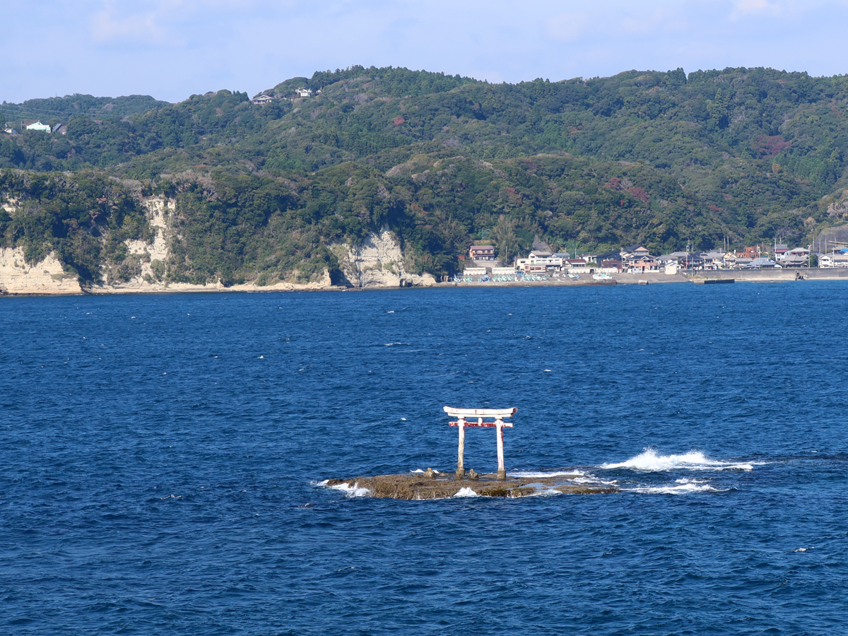 遠見岬（とみさき）神社の「海の鳥居」