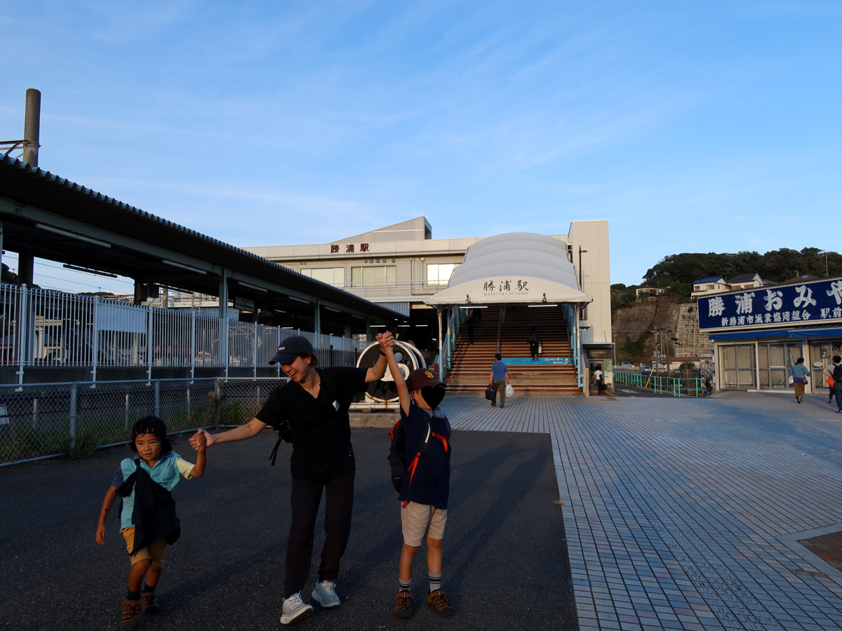 ゴールの勝浦駅へ到着