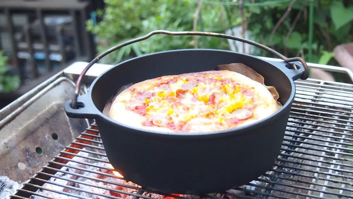ダッチオーブンでピザを作る様子