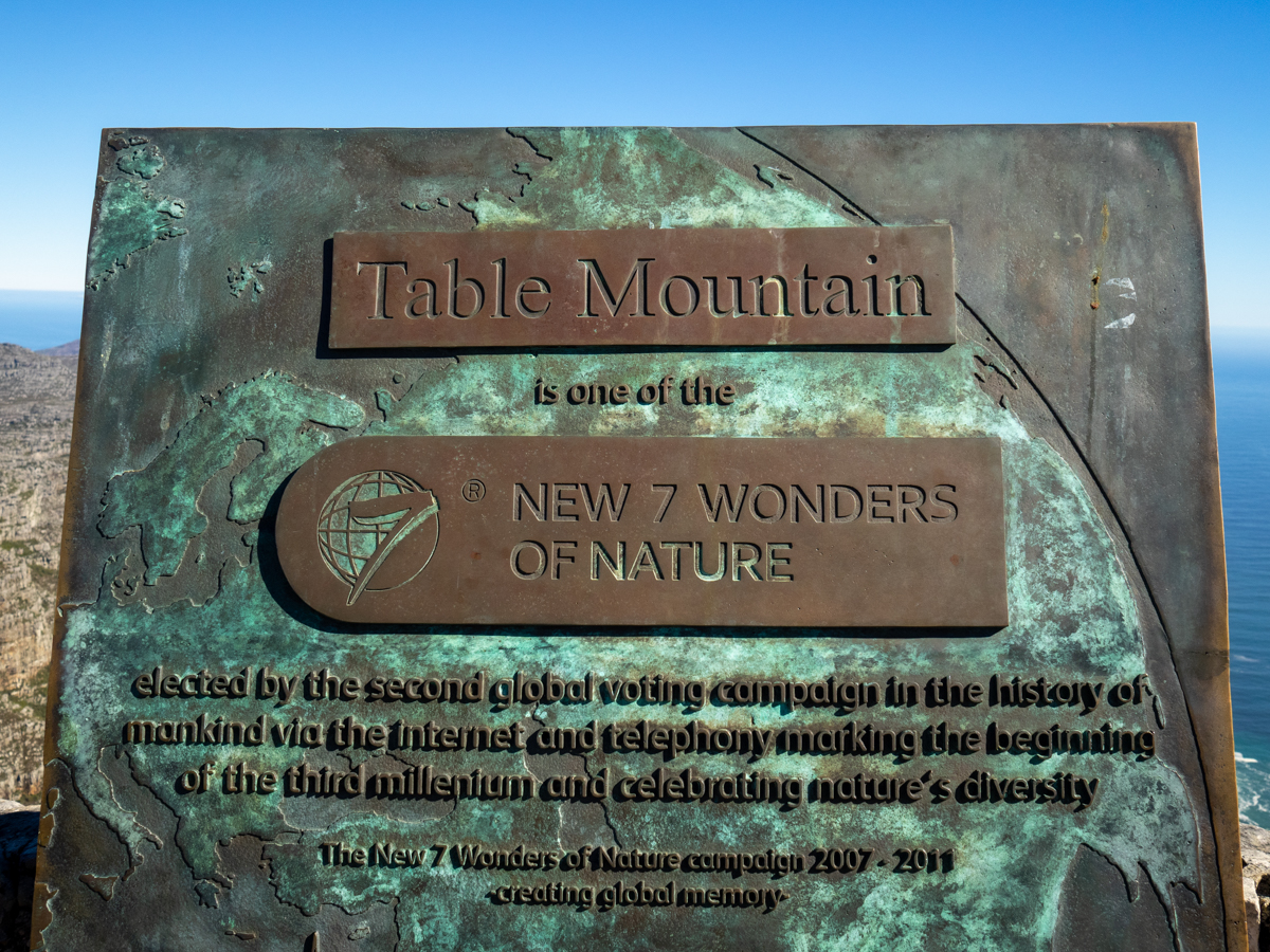 「新・世界の七不思議 自然版」に選ばれたことを記念したモニュメント。他の6つは済州島、ハロン湾、コモド島、プエルト・プリンセサ地底河川、アマゾン、イグアスの滝です。
