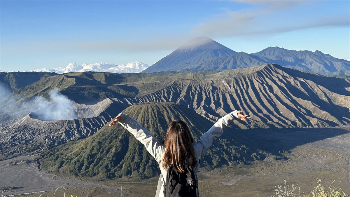 ヤエンからもらったインドネシアのブロモ山での写真。山容がやっぱり日本と違うかな？