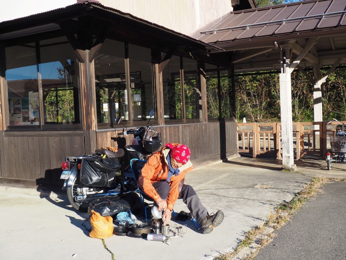 スーパーカブの横でコーヒーブレイク