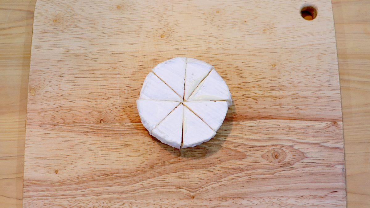 カマンベールチーズは8等分に切る