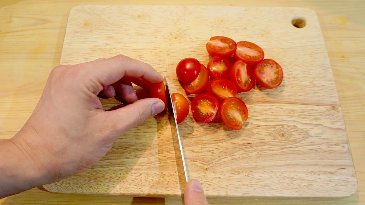 ミニトマトはヘタを取り半分に切る