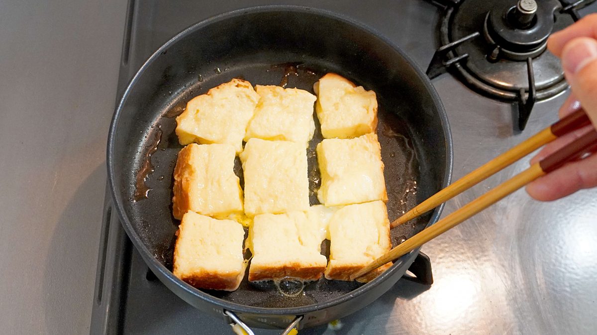 フライパンでフレンチトーストを焼く