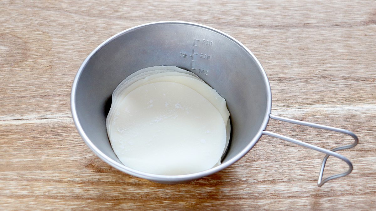 シェラカップに入った餃子の皮