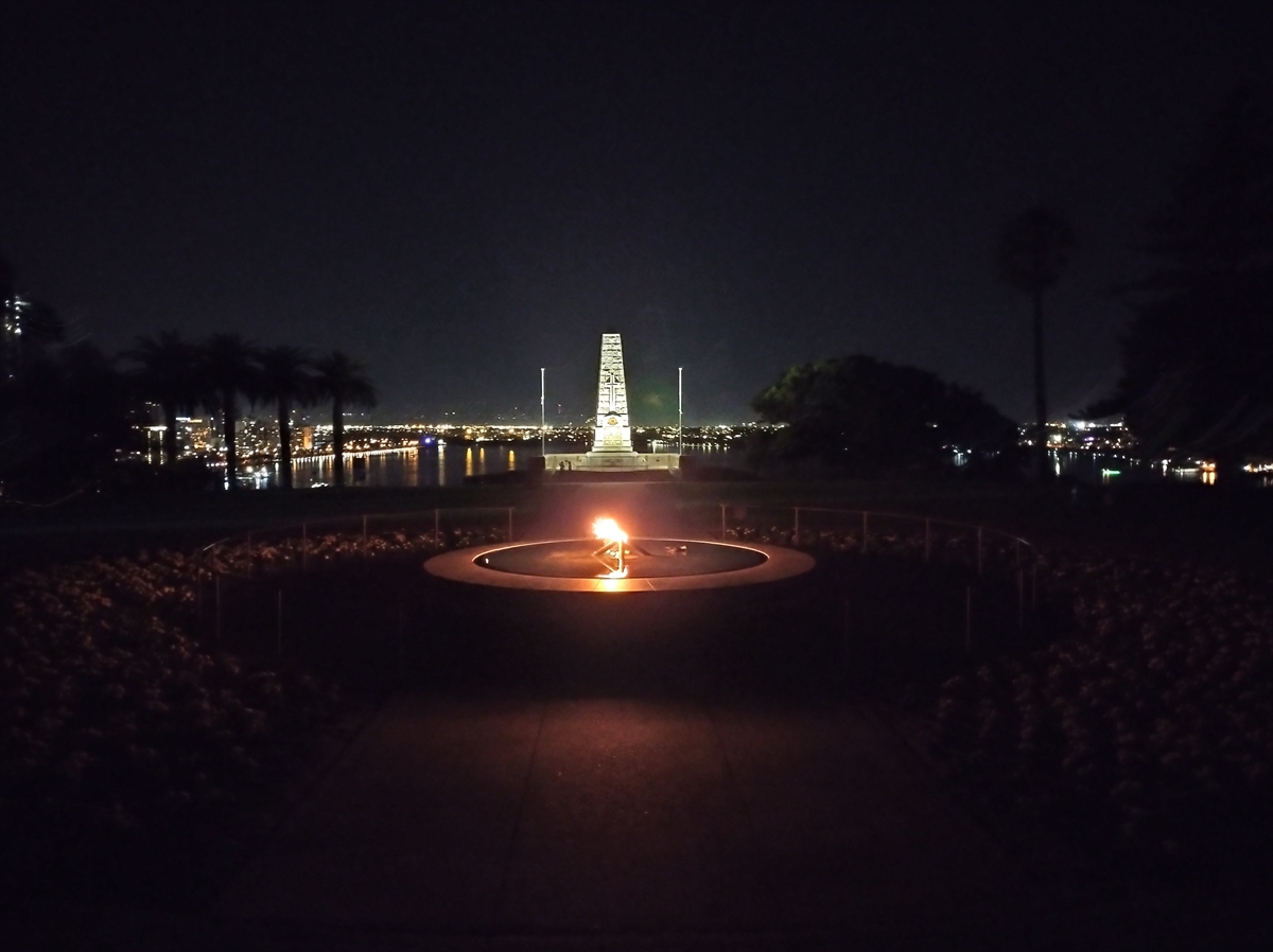 ライトアップされた州立戦争記念碑も荘厳です。