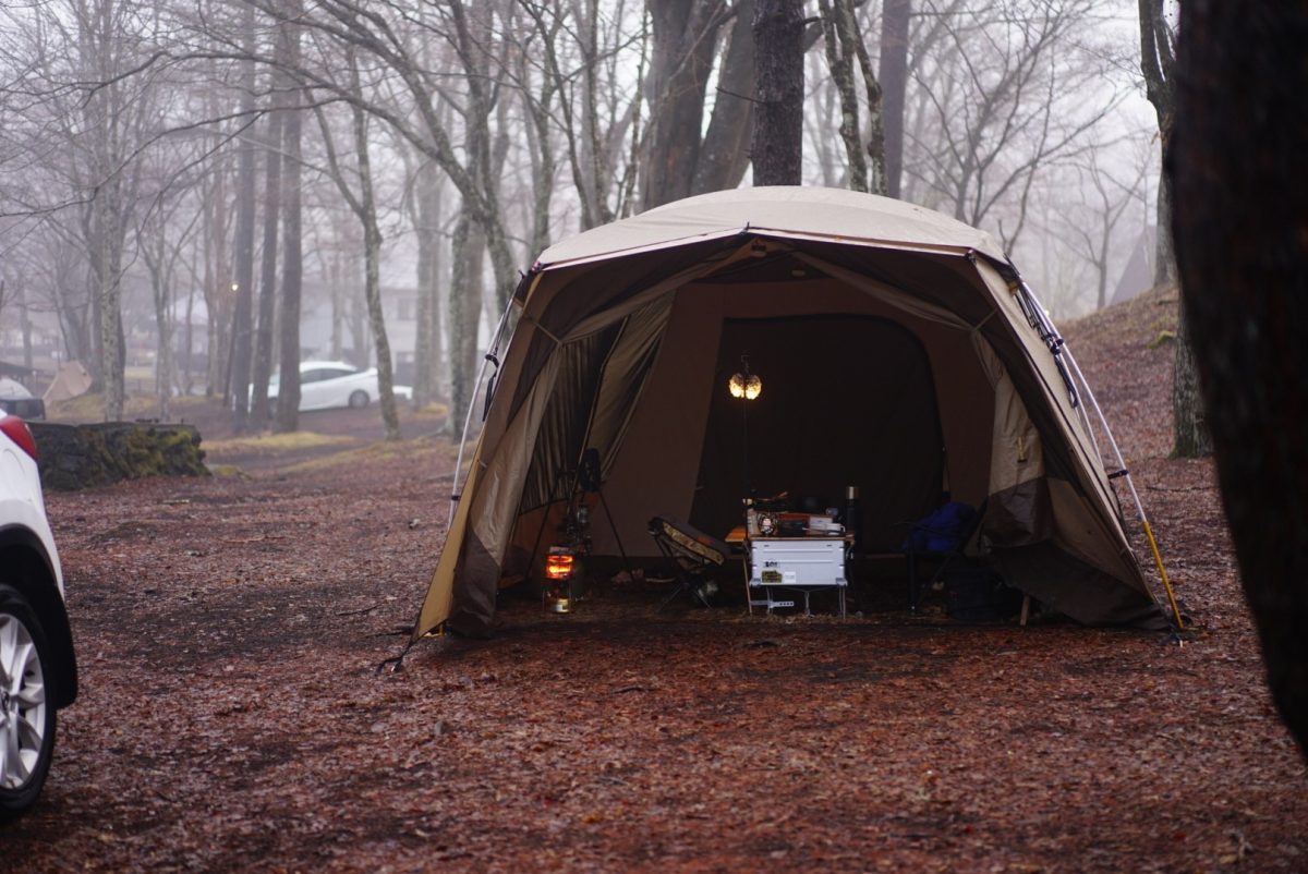 悪天候でのアポロンでのキャンプ。